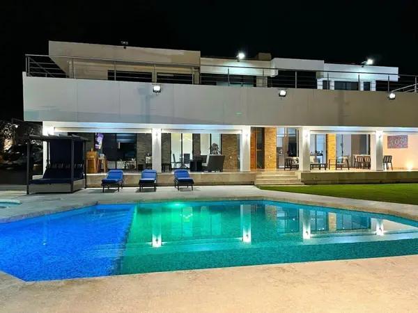 Casa en Venta en Cuernavaca - 7 Rec, Alberca, Jardín - T: 1,700m2, C. 960 m2 -  en Palmira !