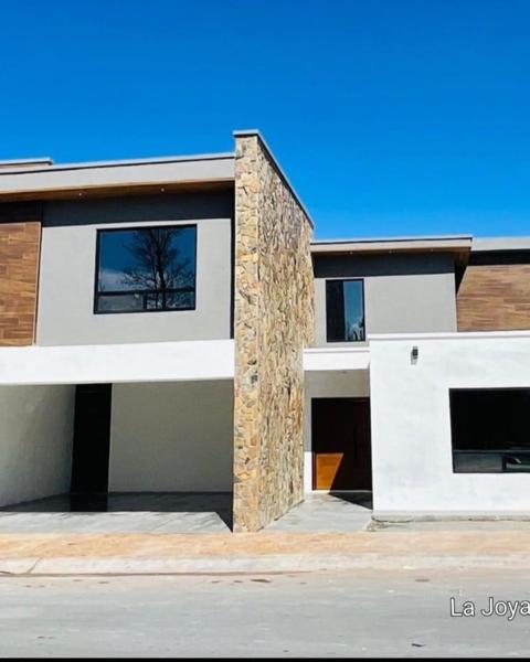 Casa en venta La Joya en Arteaga con recamara en planta baja, cuarto de servicio y extenso jardín.