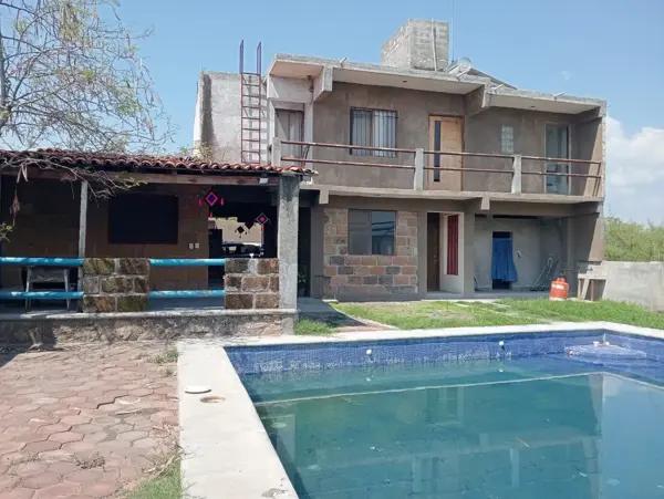 Casa de dos niveles con alberca