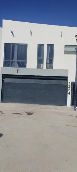 Venta de Casa en Los Cedros, Gómez Palacio: Espaciosa Residencia en Comunidad Cerrada