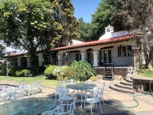 Casa residencial independiente en venta en Cuernavaca, Morelos – Amplia propiedad con gran jardín