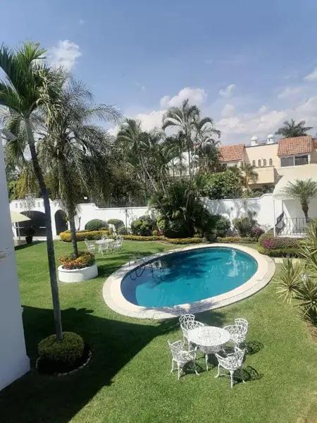 Casa en Venta en Condominio en Bosques de Palmira, Cuernavaca - 3 Recámaras, Piscina y Jardín