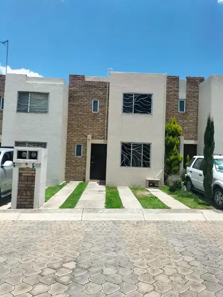 Renta casa amueblada en Fraccionamiento con área verde. Cuautlancingo