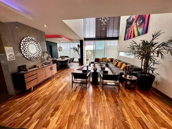 Residencia en Venta en Cumbres del Lago, Juriquilla con Jardín y Cochera Residencia en Venta en Cumbres del Lago, Juriquilla con Jardín y Cochera