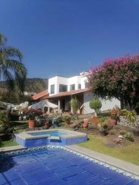Casa en venta en Cuernavaca: Amplia propiedad con piscina y jardín en Rodolfo López de Nava