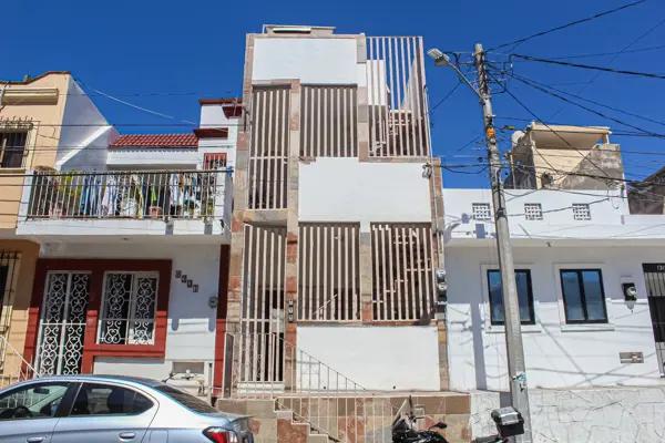 ¡Gran Oportunidad de Inversión en el Corazón de Mazatlán! Propiedad de Tres Niveles con 2 Departamen