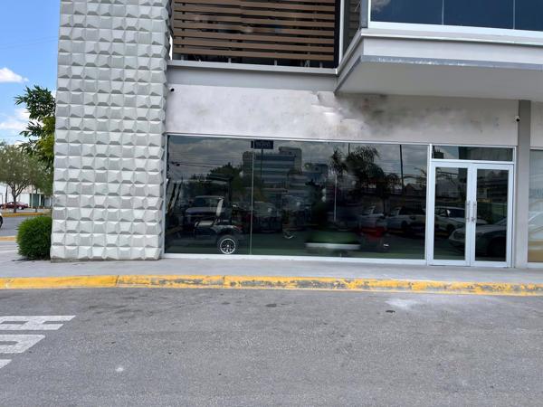 LOCAL EN PLAZA COMERCIAL EN RENTA