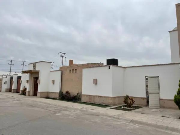 Casa habitación con alberca y terraza. Fraccionamiento los Cedrs 2, Gómez Palacio, Dgo.