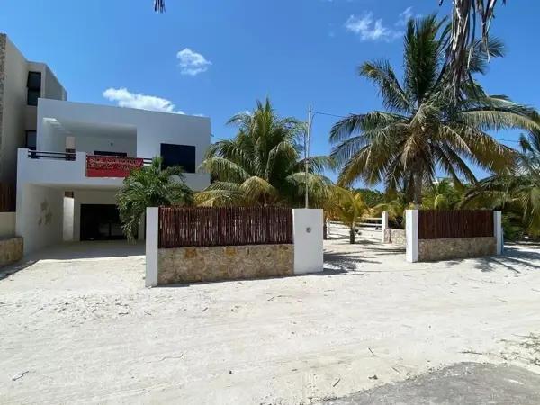 | Hermosa y cómoda casa en la playa de San Benito ubicada en segunda fila |