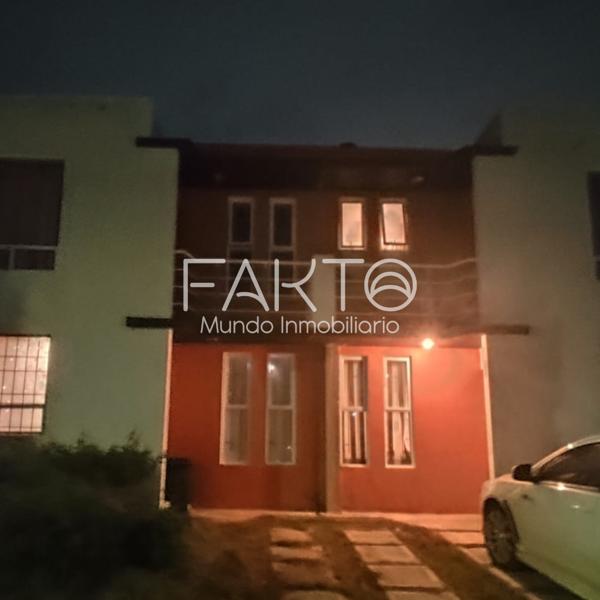 ¡Amplia casa en privada a solo 3 min de Aurrera San Luis! Solo contado