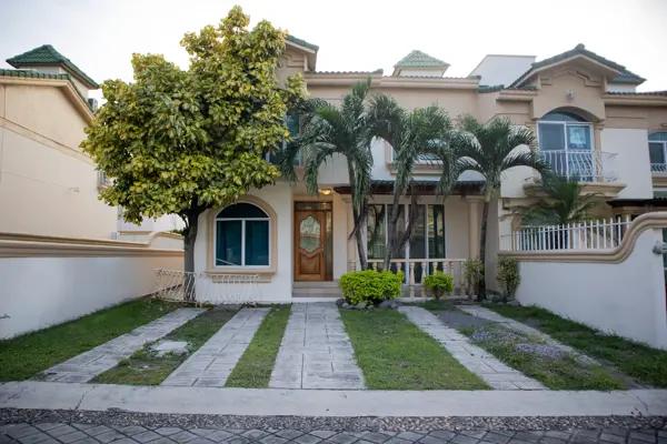 Casa en Venta en Residencial La Joya, Boca del Río: Cerca del Mar y Comercios