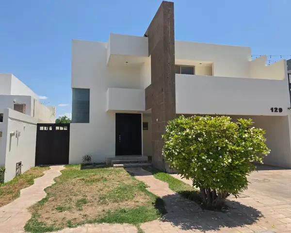 Casa con amplios espacios en las Trojes