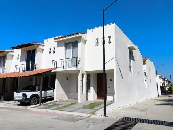 Casa en Renta Amueblada 3 Hab. y Estudio, Coto Villas Paradiso Las Juntas