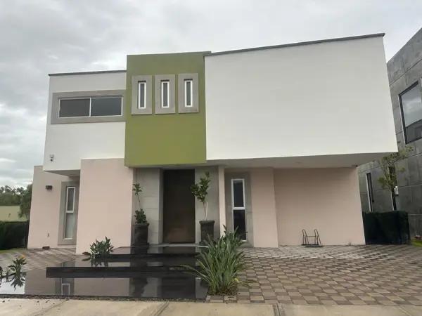 Casa en Venta en Balvanera Club de Golf, Sección Palermo, semi-nueva y lista para habitarse.