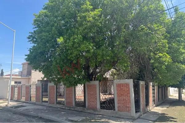 Casa en Esquina en Campestre: Amplia y Céntrica
