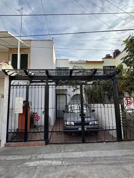 Casa en Venta en Jardines Del Valle, Zapopan - Excelente Ubicación y Servicios Cercanos