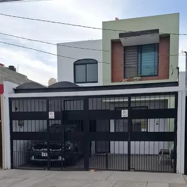 Casa en Venta en Jardines Del Valle, Zapopan - Espaciosa y Funcional Casa en Venta en Jardines Del Valle, Zapopan - Espaciosa y Funcional