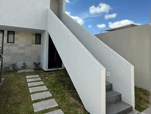 ESTRENA CASA EN RENTA DE 2 PISOS EN FRACC. EMMA EN CUMBRES DEL LAGO