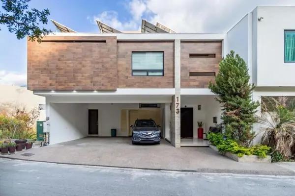 LOMAS DE MONTECRISTO. ESPECACULAR RESIDENCIA CON 3 NIVELES Y UNA PRECIOSA ALBERCA. OPORTUNIDAD ÚNICA