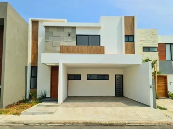Casa en Venta en Lomas de la Rioja con Recámara en Planta Baja y Vista a la Laguna