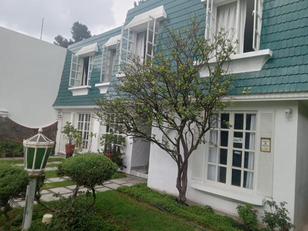 SE VENDE PRECIOSA CASA PARA MODERNIZAR, CON VISTA AL CAMPO DE GOLF Y EXCELENTE UBICACIÓN