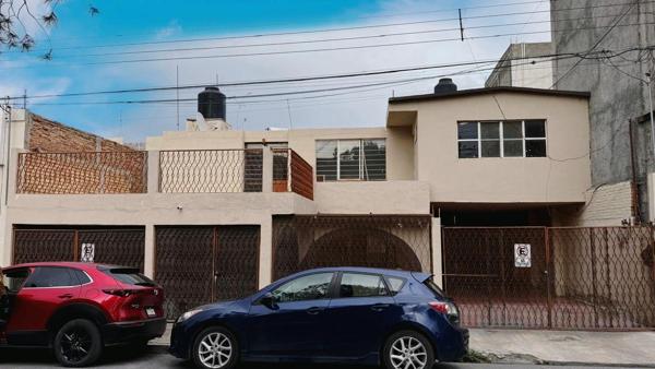 Casa en venta en Virreyes Residencial, Saltillo con amplio terreno y excelente ubicación