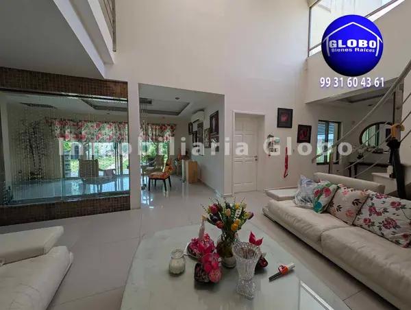 Casa en venta en Colonia Jesús García, Paseo Tabasco, privada de 4 recámaras. Una en planta baja.