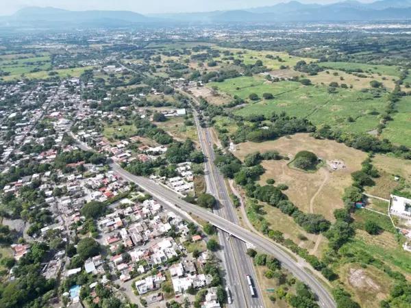 Hotel con terreno comercial.
