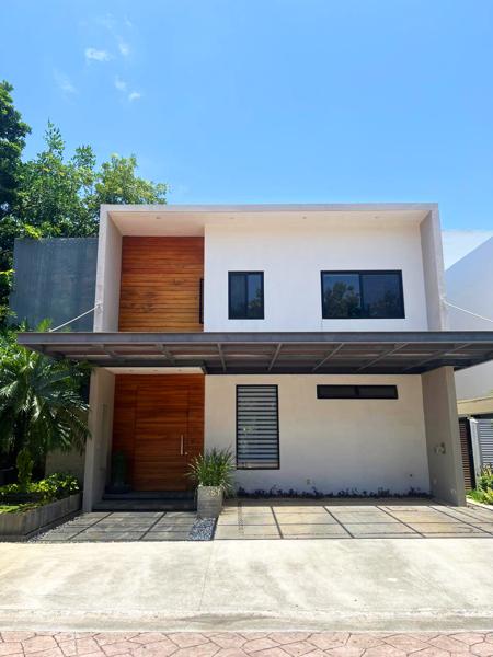 Casa en Venta en Residencial Cumbres, Cancun, Quintana Roo - Casa con carácter y diseño distintivo