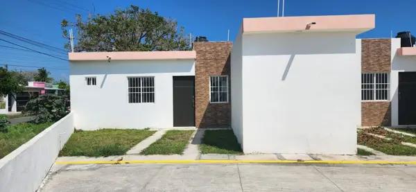 Casa en Venta en Jardines de Medellín, Veracruz: Agradable Hogar en Comunidad Privada