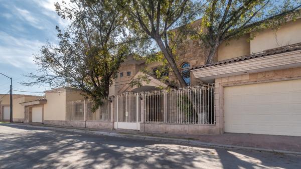 Lujosa residencia en venta en Las Isabeles/Incluye muebles y obras de arte