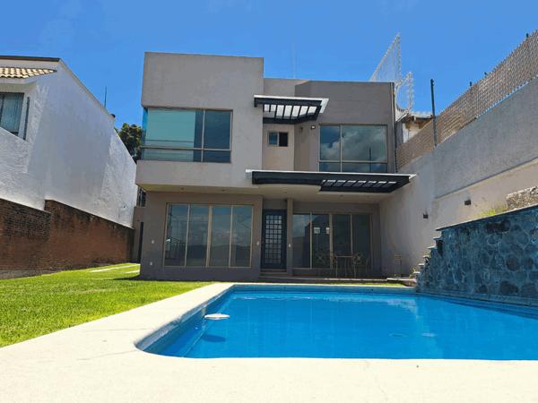 HERMOSA CASA SOLA 3 RECAMARAS CON BAÑO, JARDIN Y ALBERCA.
CEL  7771131904