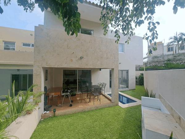 HERMOSA CASA EN EXCLUSIVO CONJUNTO CON 6,000 MTS DE AREA JARDINADA 2 ALBERCAS Y 2 PALAPAS