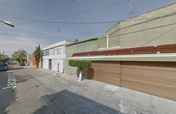 VENDO CASA EN JARDINES DE CELAYA-GTO