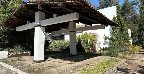 Casa con 4 recámaras, 4 baños y alberca. Casa con 4 recámaras, 4 baños y alberca.