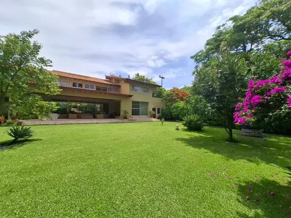 Residencia con hermosos jardines en Fraccionamiento Tamoanchan