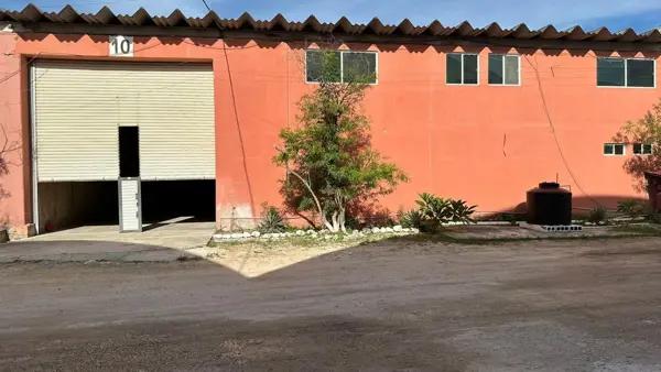 | Amplia bodega comercial con oficinas dentro de una planta de producción | | Amplia bodega comercial con oficinas dentro de una planta de producción |