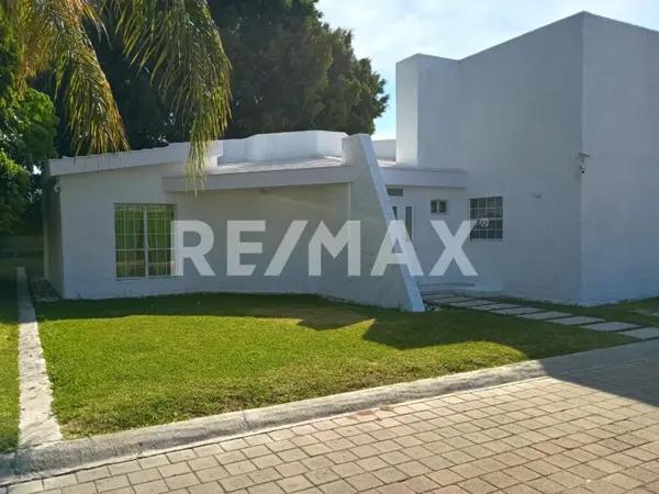 "Amplia casa de una planta en Arcada Alameda, fraccionamiento privado en Celaya"