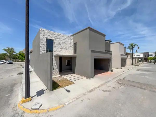Casa Totalmente Nueva en Venta en Las Quintas