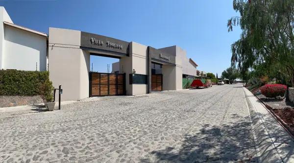 Terreno y construcción de casa en venta en Villa Toscana, Balvanera Club de Golf