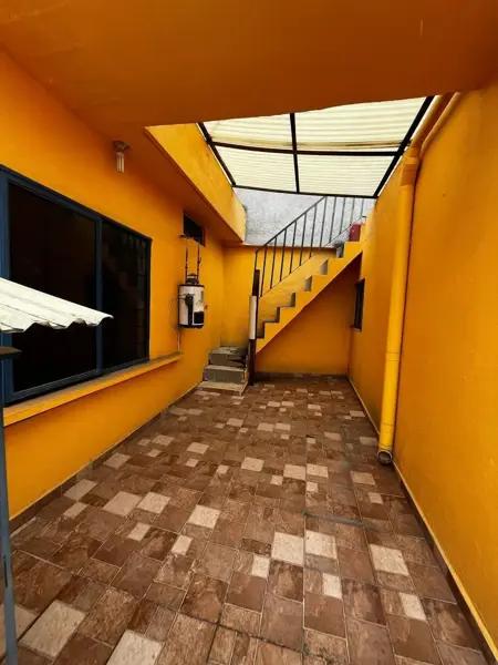 Casa dividida en 3 departamentos a solo 50 metros de la Av. Plan de Ayala. Casa dividida en 3 departamentos a solo 50 metros de la Av. Plan de Ayala.