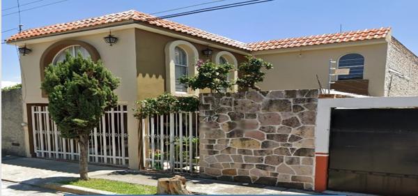 Casa De Recuperación Bancaria en Venta en Morelia, Michoacán - Amplia y Bien Ubicada