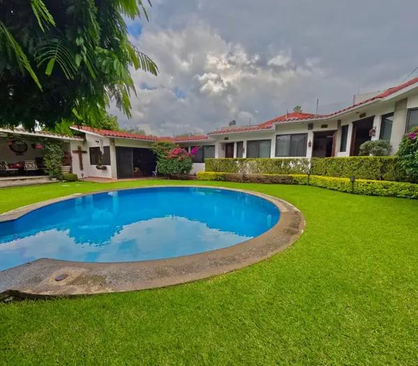 Casa estilo hacienda dentro de privada con portón eléctrico en Calzada de Los Reyes Casa estilo hacienda dentro de privada con portón eléctrico en Calzada de Los Reyes