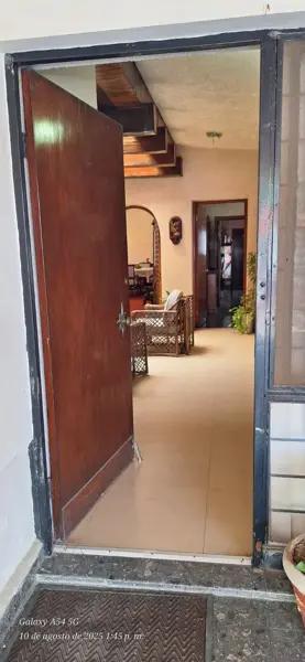 Casa en Venta en Monterrey, Zona Tec: Amplio Jardín y Espacio para Estacionamiento