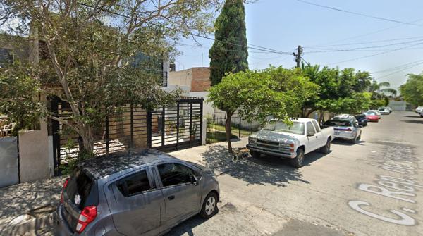 CASA EN VENTA EN COLONIAL TLAQUEPAQUE-JAL