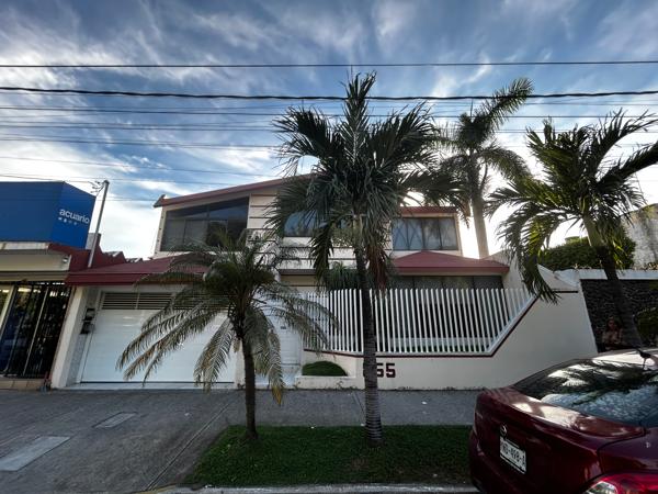 Exclusiva propiedad con dos casas, jardín central y garage para 6 autos
