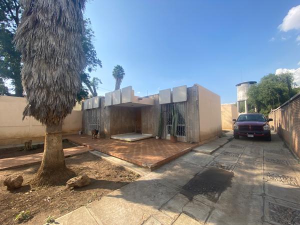 Casa de un piso en VENTA. Con uso de suelo habitacional y  comercial.
