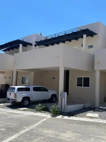 CASA EN VENTA CON AMENIDADES PRECIO USD
VILLAS DEL TEZAL
6241085897
247.4 M2
3 Recámaras 
3 Baños co