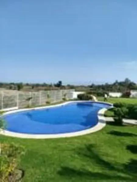 TU HOGAR IDEAL EN CHAPALA, CON RECAMARA EN PLANTA BAJA Y JARDIN .