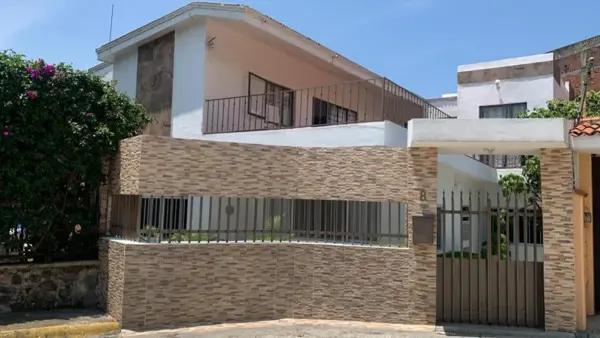 Casa sola en venta a 5 minutos de Centro de Cuernavaca.